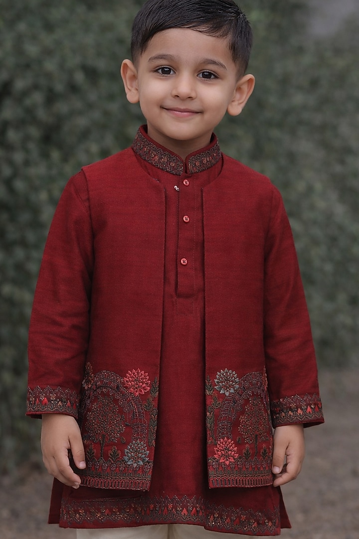 Red Raw Silk Thread Work Indowestern Set For Boys by Sammohan Kids at Pernia's Pop Up Shop