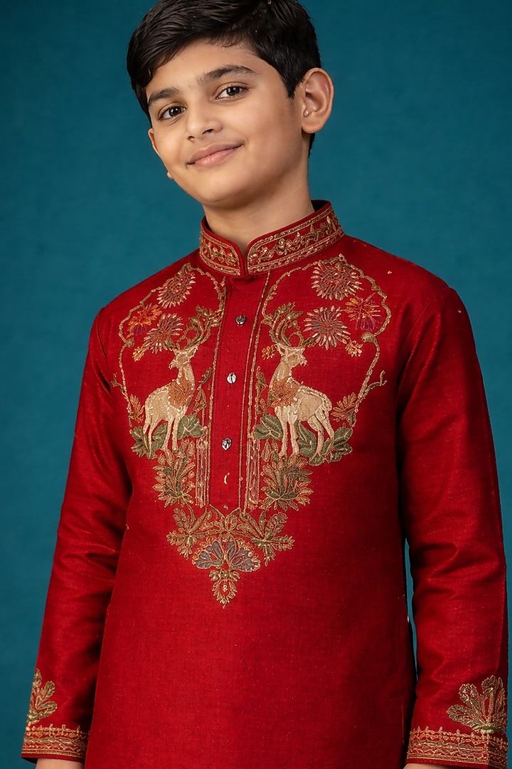 Red Tussar Thread Work Kurta Set For Boys by Sammohan Kids at Pernia's Pop Up Shop