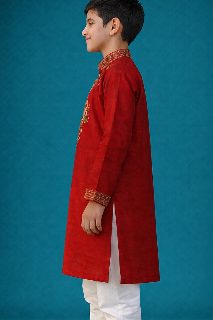 Red Tussar Thread Work Kurta Set For Boys by Sammohan Kids at Pernia's Pop Up Shop
