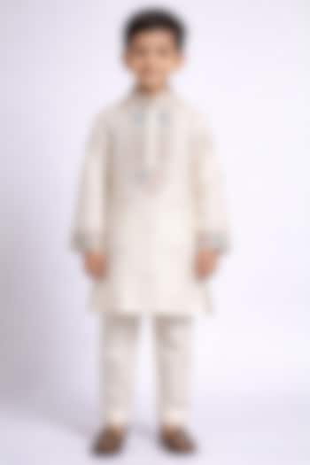 Off-White Tussar Thread Work Kurta Set For Boys by Sammohan Kids at Pernia's Pop Up Shop