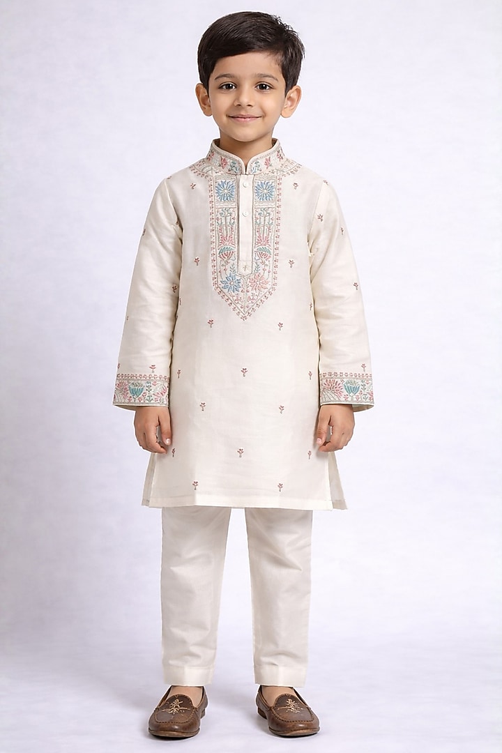 Off-White Tussar Thread Work Kurta Set For Boys by Sammohan Kids at Pernia's Pop Up Shop