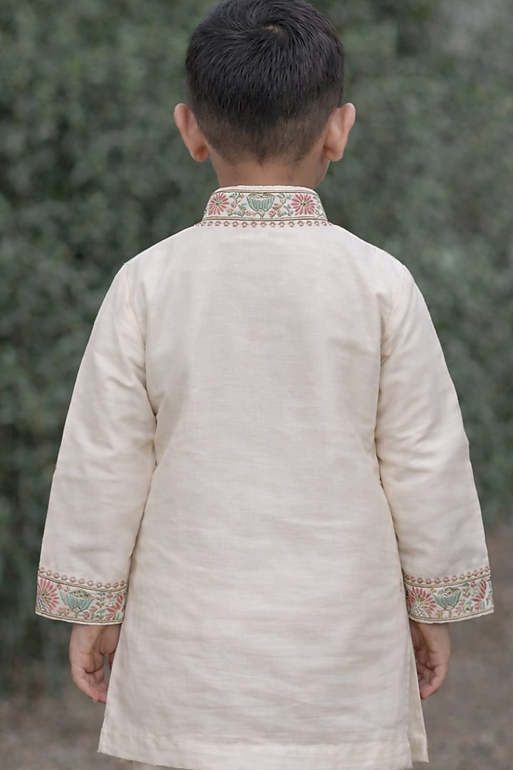 Off-White Tussar Thread Work Kurta Set For Boys by Sammohan Kids at Pernia's Pop Up Shop