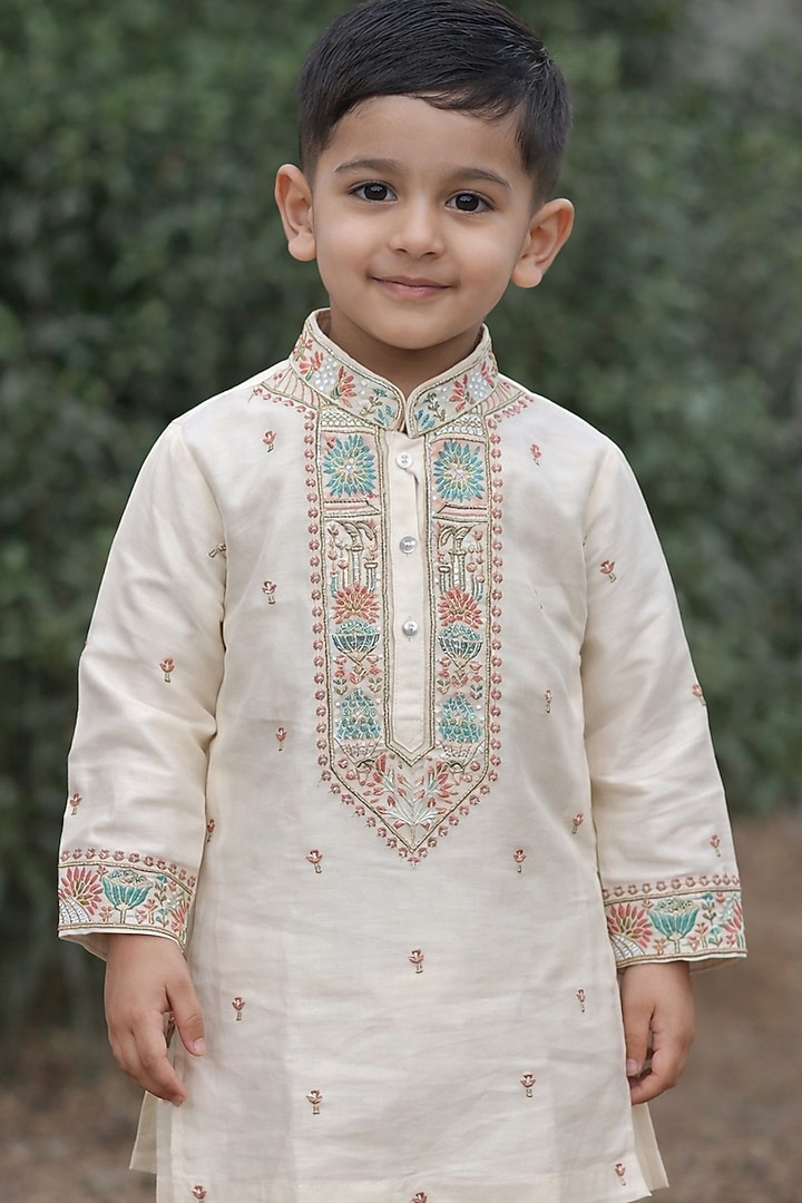 Off-White Tussar Thread Work Kurta Set For Boys by Sammohan Kids at Pernia's Pop Up Shop