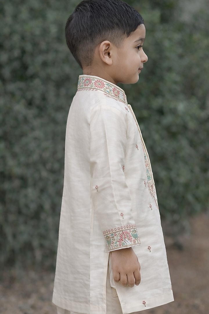 Off-White Tussar Thread Work Kurta Set For Boys by Sammohan Kids at Pernia's Pop Up Shop