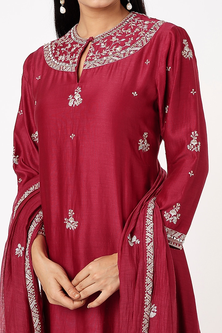 Magenta Chanderi Silk Embroidered Kurta Set by Sana Barreja at Pernia's Pop Up Shop