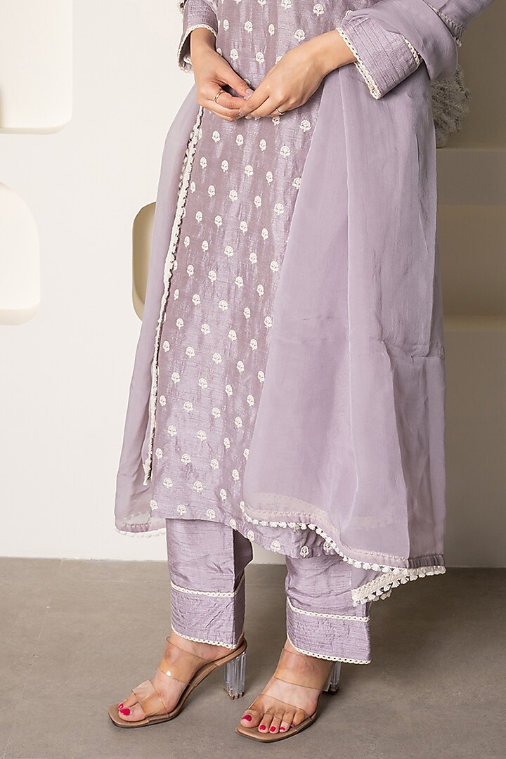 Grey Silk Thread Embroidered Kurta Set by Saangi at Pernia's Pop Up Shop