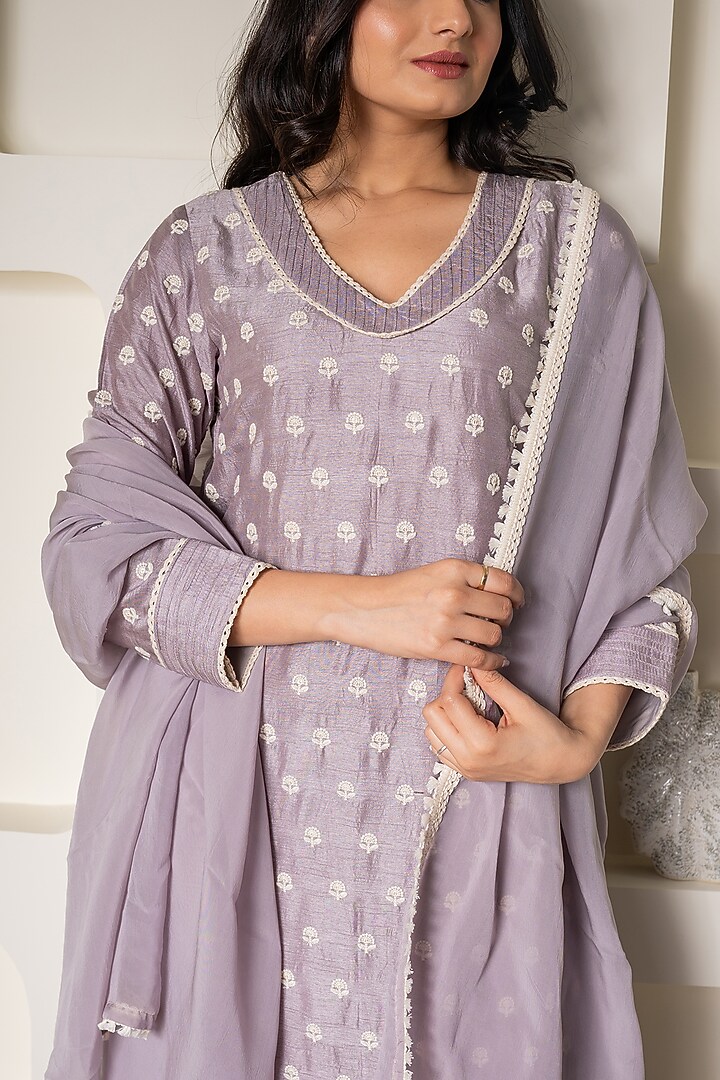 Grey Silk Thread Embroidered Kurta Set by Saangi at Pernia's Pop Up Shop