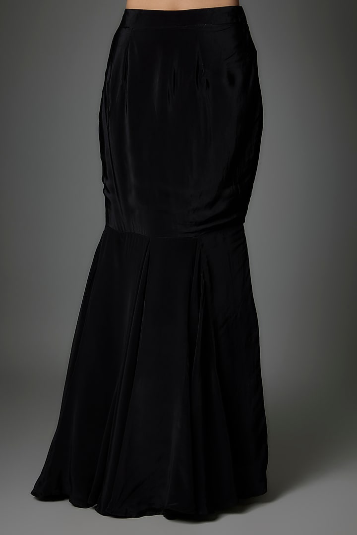 Black Crepe & Net Fish-Cut Wedding Lehenga Set by Saangi at Pernia's Pop Up Shop