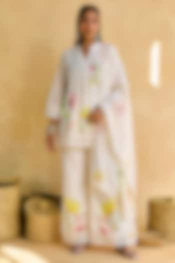 White Chanderi Floral Printed & Hand Embroidered Kurta Set by Saanjh by Lea at Pernia's Pop Up Shop