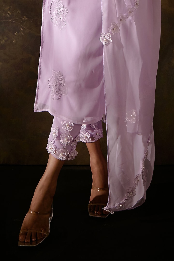 Lavender Georgette Floral Embroidered Kurta Set by Saanjh by Lea at Pernia's Pop Up Shop