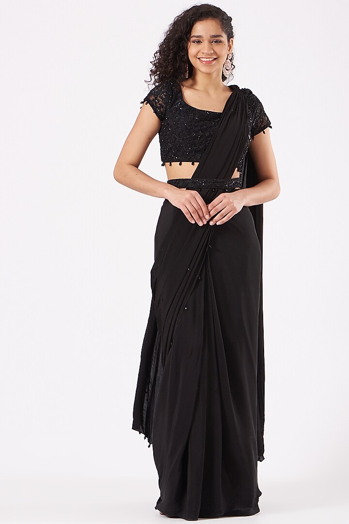 Black Embroidered Wedding Saree Set by Sangeeta Swati at Pernia's Pop Up Shop