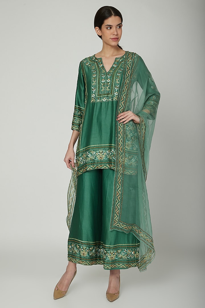 Green & Gold Embroidered Kurta Set by Samatvam By Anjali Bhaskar