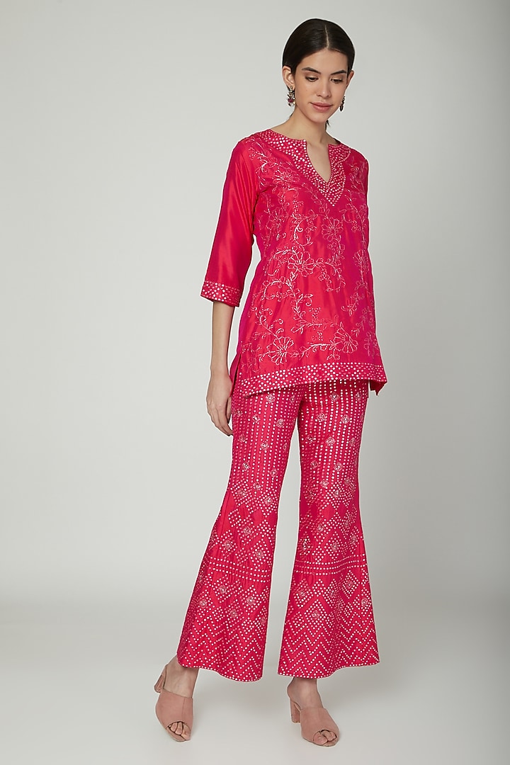 Fuchsia Hand Embroidered Kurta Set by Samatvam By Anjali Bhaskar