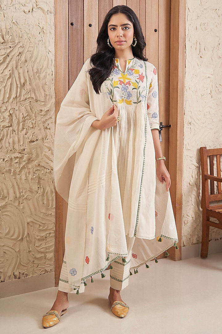 Ivory Mulmul Applique Embroidered Kurta Set by Samatvam By Anjali Bhaskar at Pernia's Pop Up Shop