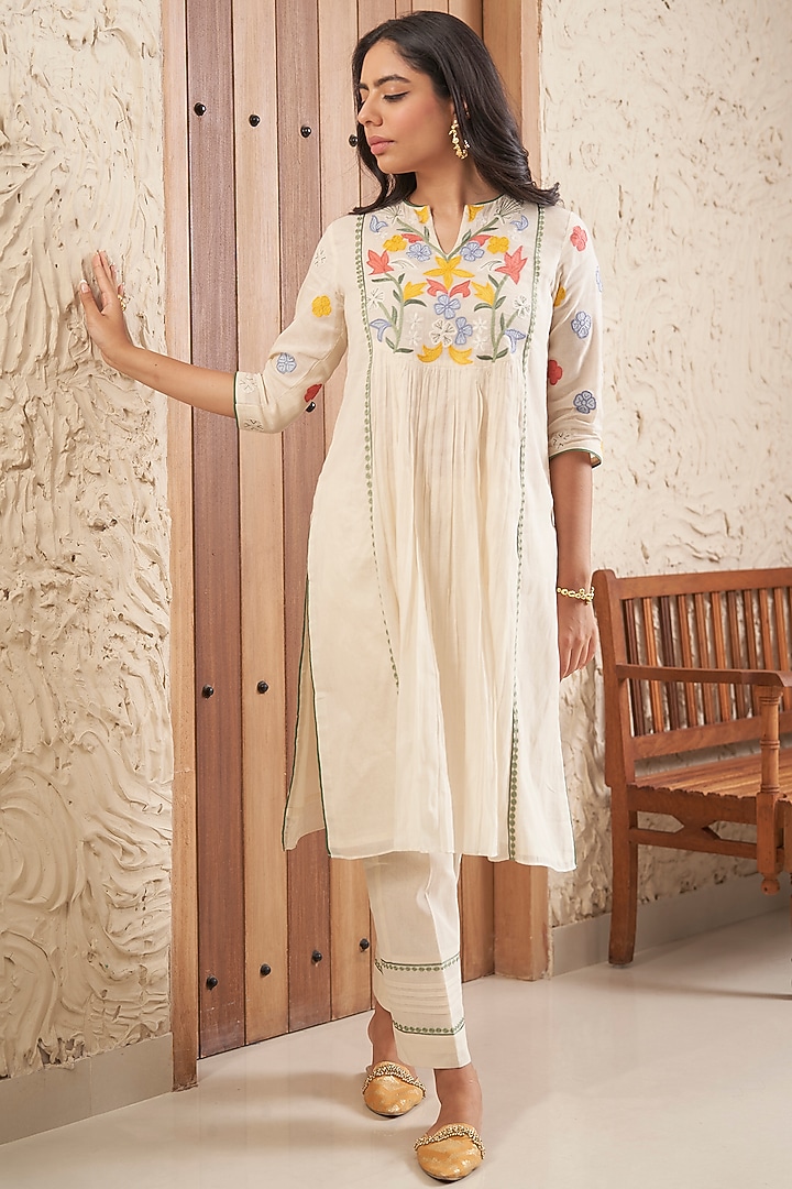 Ivory Mulmul Applique Embroidered Kurta Set by Samatvam By Anjali Bhaskar at Pernia's Pop Up Shop