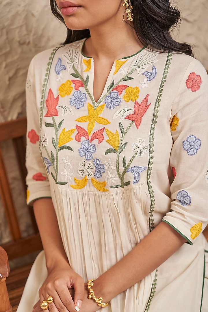 Ivory Mulmul Applique Embroidered Kurta Set by Samatvam By Anjali Bhaskar at Pernia's Pop Up Shop