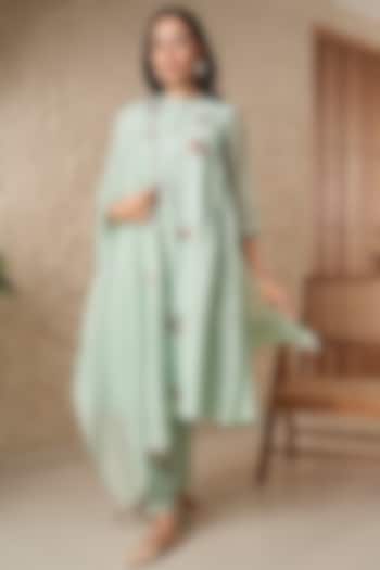 Green Chanderi Floral Machine Embroidered Kurta Set by Samatvam By Anjali Bhaskar at Pernia's Pop Up Shop