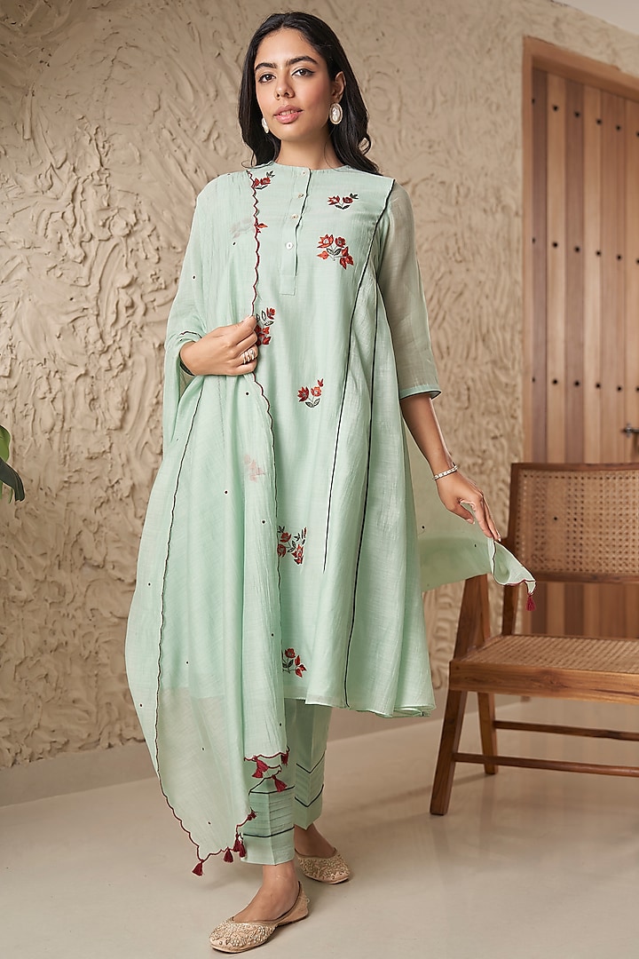 Green Chanderi Floral Machine Embroidered Kurta Set by Samatvam By Anjali Bhaskar at Pernia's Pop Up Shop