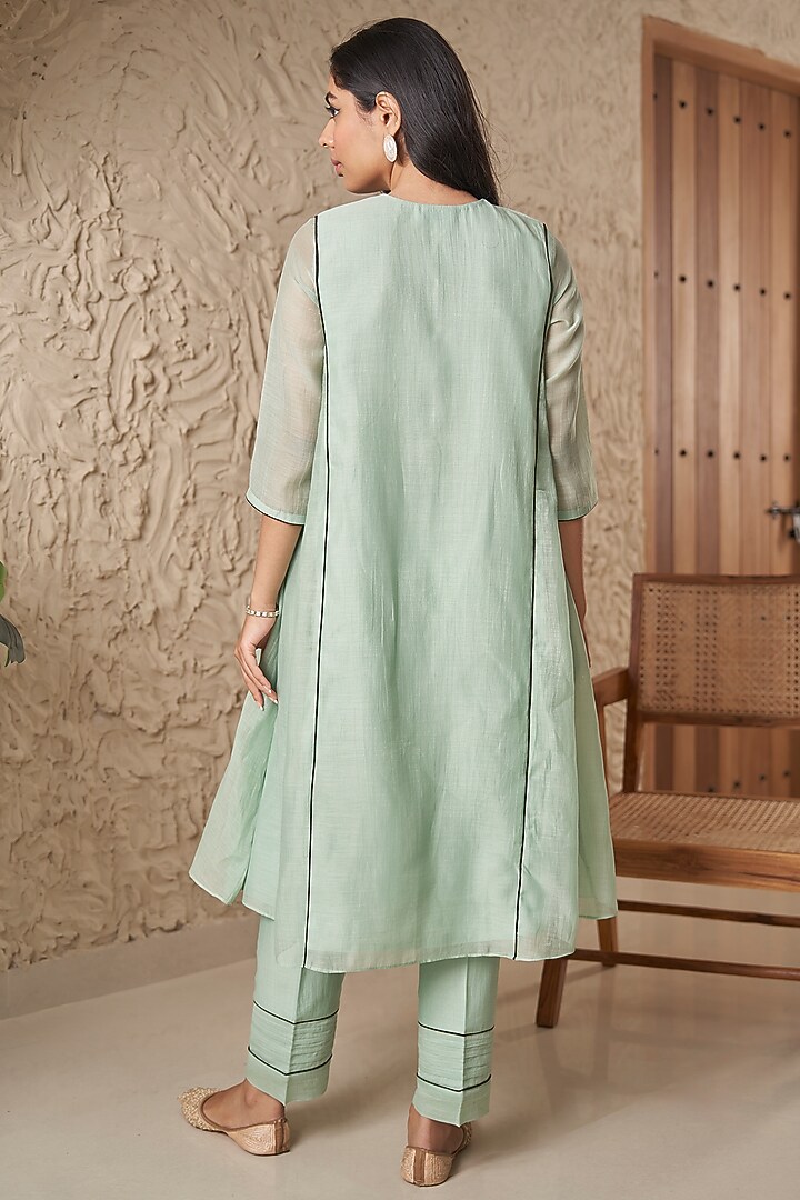 Green Chanderi Floral Machine Embroidered Kurta Set by Samatvam By Anjali Bhaskar at Pernia's Pop Up Shop
