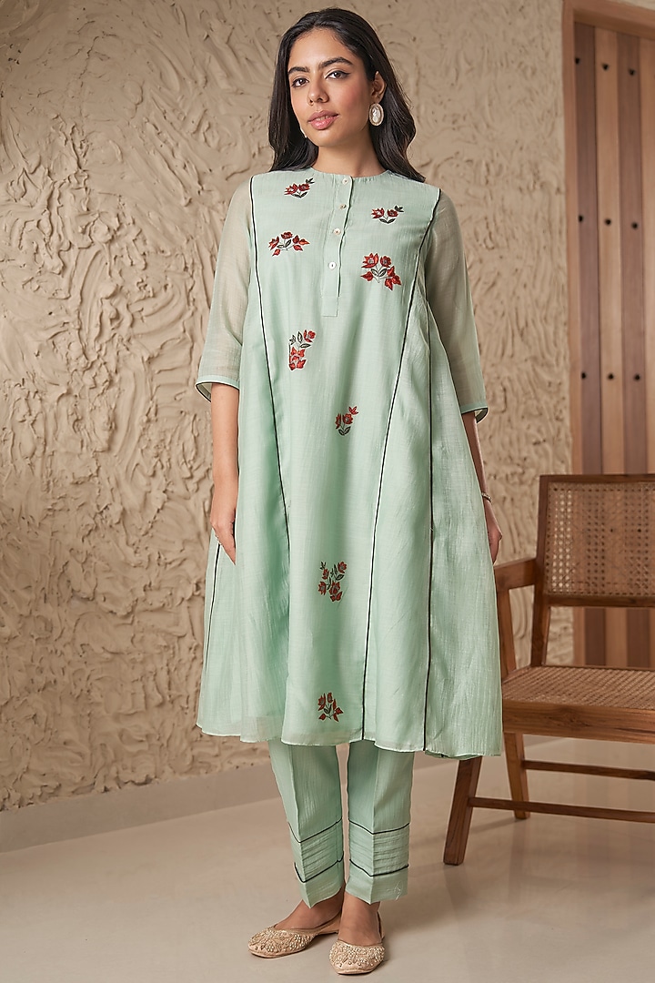 Green Chanderi Floral Machine Embroidered Kurta Set by Samatvam By Anjali Bhaskar at Pernia's Pop Up Shop