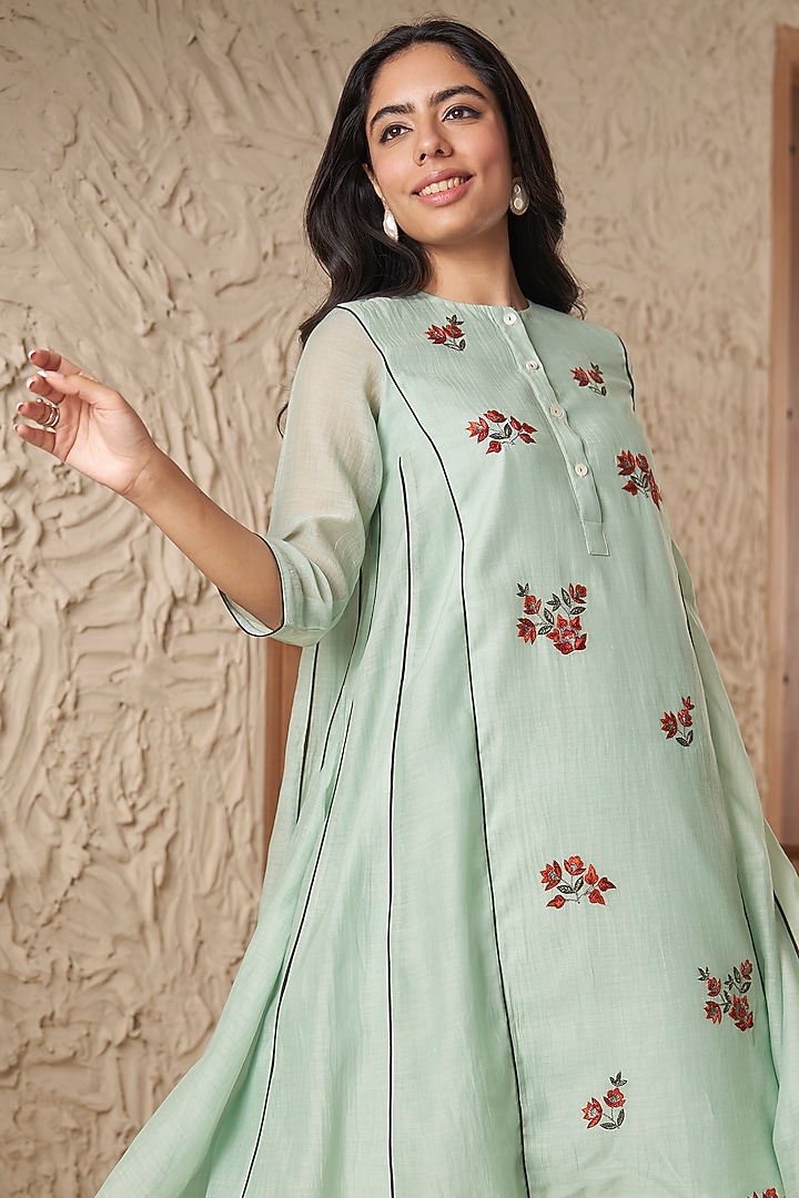 Green Chanderi Floral Machine Embroidered Kurta Set by Samatvam By Anjali Bhaskar at Pernia's Pop Up Shop