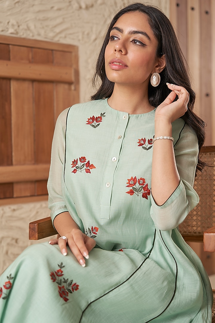 Green Chanderi Floral Machine Embroidered Kurta Set by Samatvam By Anjali Bhaskar at Pernia's Pop Up Shop
