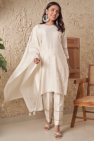 Ivory Chanderi Hand & Machine Embroidered Kurta Set by Samatvam By Anjali Bhaskar