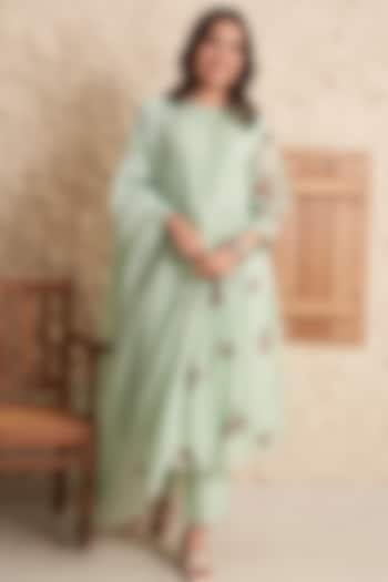 Green Chanderi Floral Machine Embroidered Kurta Set by Samatvam By Anjali Bhaskar at Pernia's Pop Up Shop