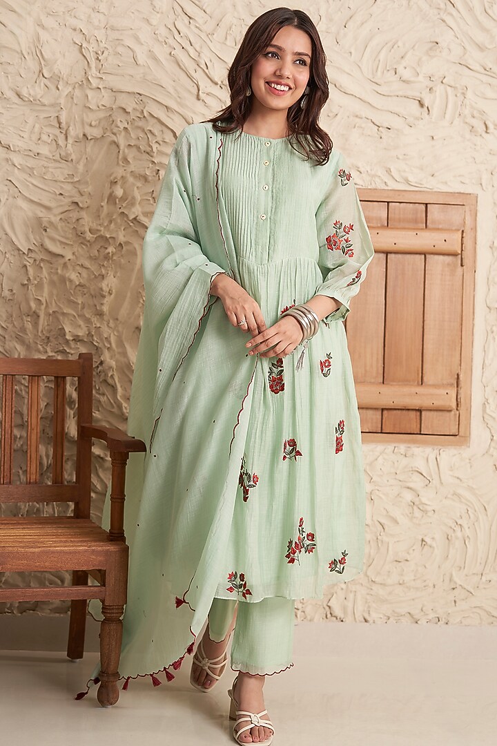 Green Chanderi Floral Machine Embroidered Kurta Set by Samatvam By Anjali Bhaskar at Pernia's Pop Up Shop