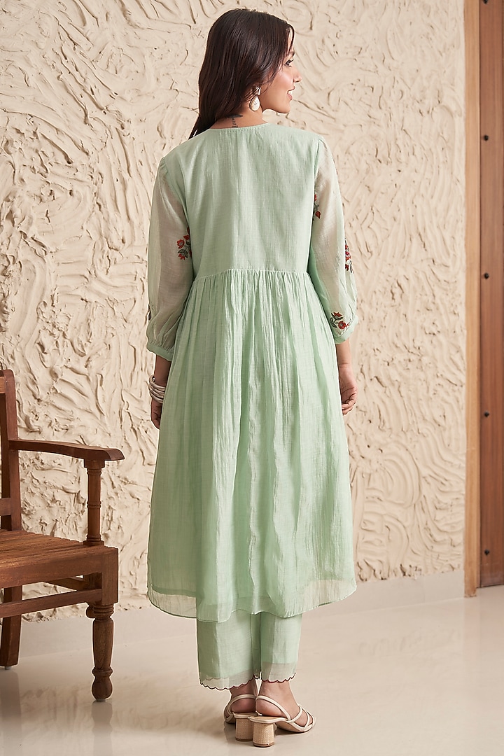 Green Chanderi Floral Machine Embroidered Kurta Set by Samatvam By Anjali Bhaskar at Pernia's Pop Up Shop