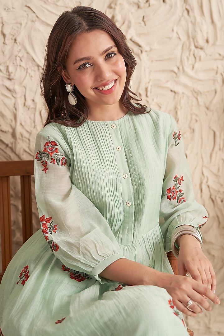 Green Chanderi Floral Machine Embroidered Kurta Set by Samatvam By Anjali Bhaskar at Pernia's Pop Up Shop