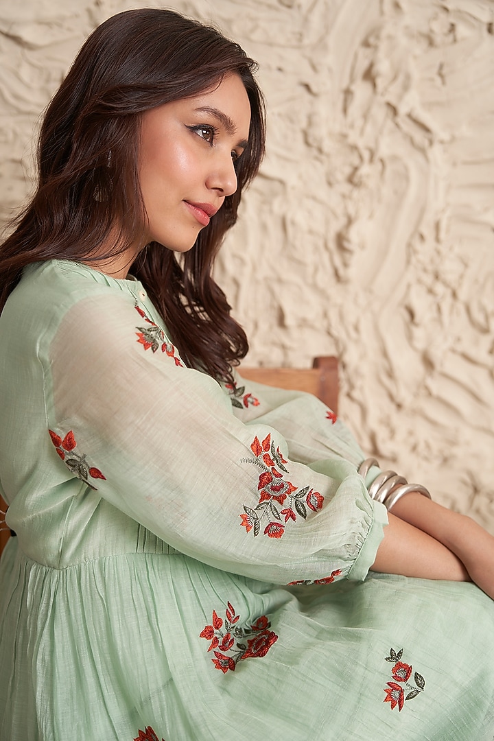 Green Chanderi Floral Machine Embroidered Kurta Set by Samatvam By Anjali Bhaskar at Pernia's Pop Up Shop