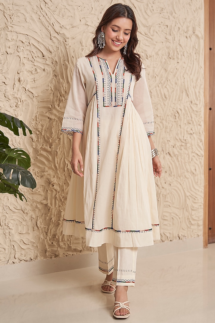 Ivory Mulmul Machine Embroidered Kurta Set by Samatvam By Anjali Bhaskar at Pernia's Pop Up Shop
