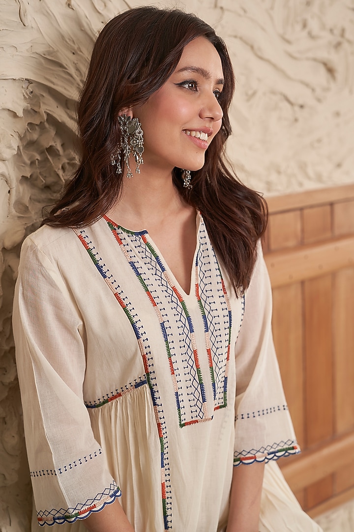 Ivory Mulmul Machine Embroidered Kurta Set by Samatvam By Anjali Bhaskar at Pernia's Pop Up Shop