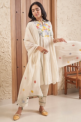 Ivory Chanderi Checkered Machine Embroidered Kurta Set by Samatvam By Anjali Bhaskar