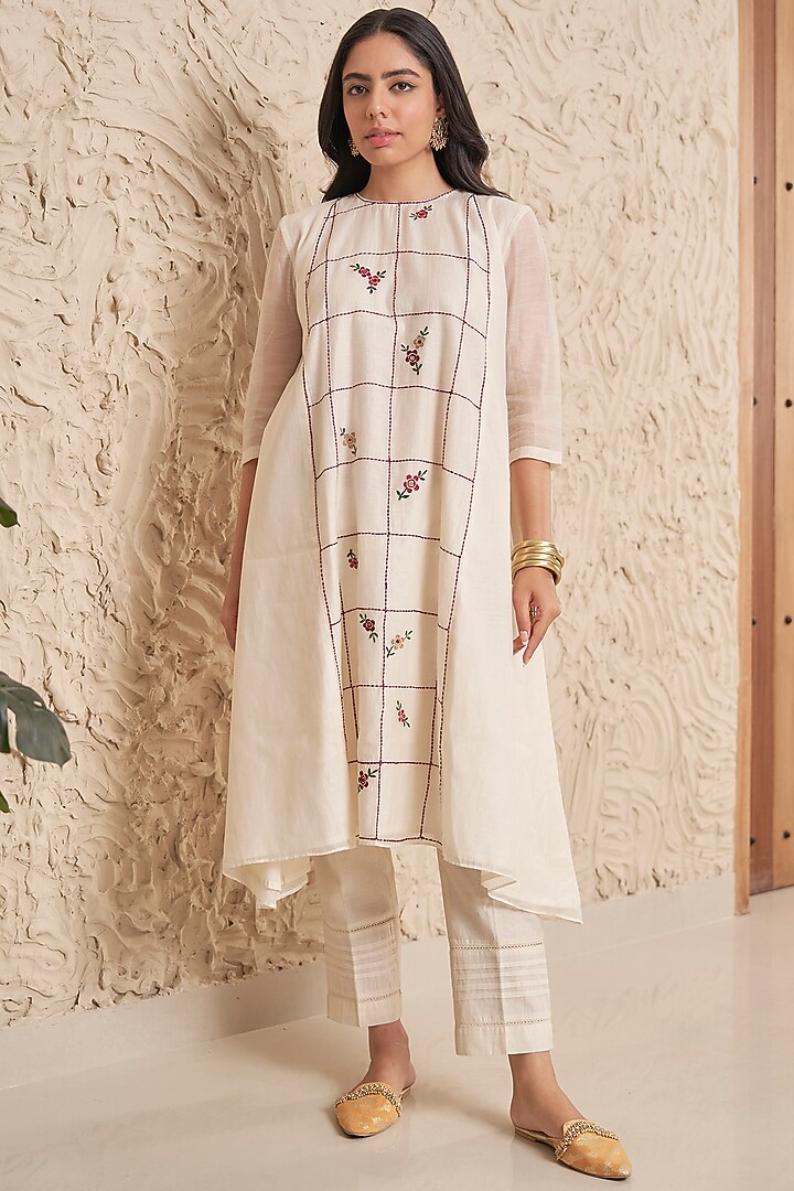 Ivory Chanderi Checkered Machine Embroidered Kurta Set by Samatvam By Anjali Bhaskar at Pernia's Pop Up Shop