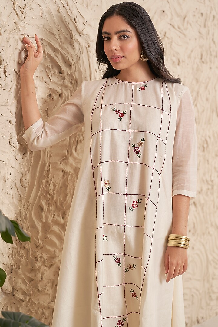Ivory Chanderi Checkered Machine Embroidered Kurta Set by Samatvam By Anjali Bhaskar at Pernia's Pop Up Shop