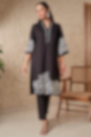 Black Cotton Poplin Floral Embroidered Kurta Set by Samatvam By Anjali Bhaskar at Pernia's Pop Up Shop