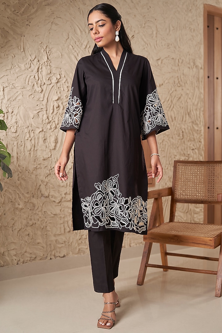 Black Cotton Poplin Floral Embroidered Kurta Set by Samatvam By Anjali Bhaskar at Pernia's Pop Up Shop