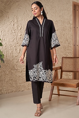 Black Cotton Poplin Floral Embroidered Kurta Set by Samatvam By Anjali Bhaskar