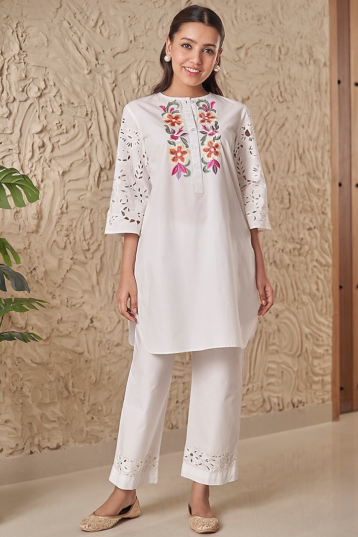 White Cotton Poplin Floral Embroidered Kurta Set by Samatvam By Anjali Bhaskar at Pernia's Pop Up Shop