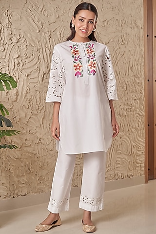 White Cotton Poplin Floral Embroidered Kurta Set by Samatvam By Anjali Bhaskar
