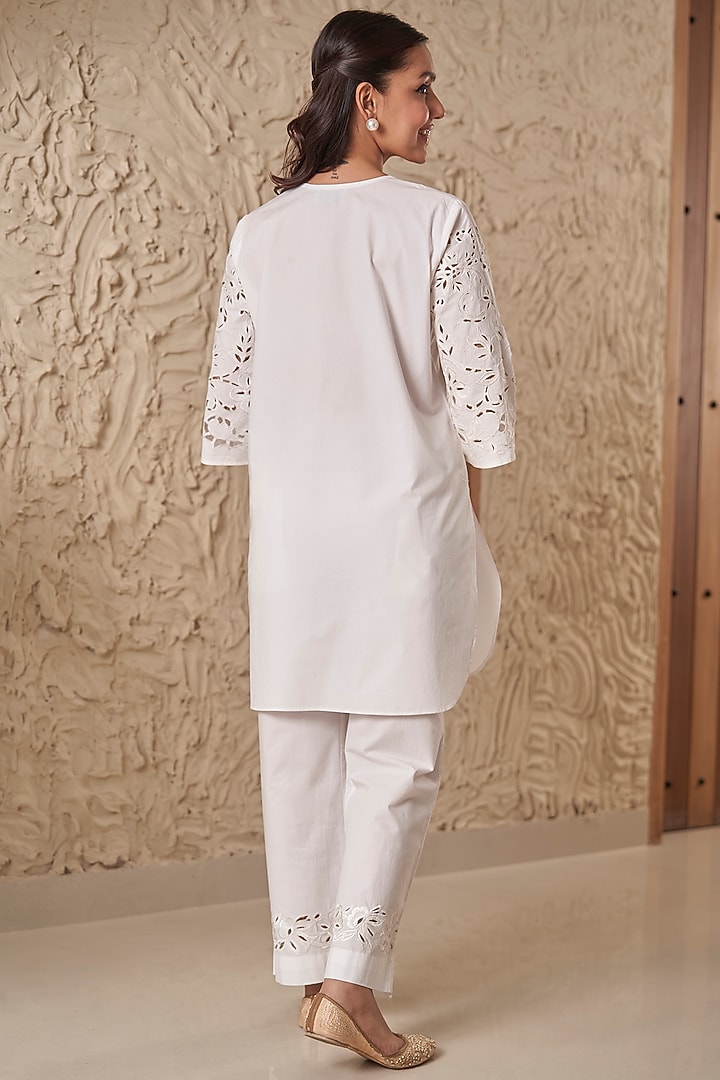 White Cotton Poplin Floral Embroidered Kurta Set by Samatvam By Anjali Bhaskar at Pernia's Pop Up Shop