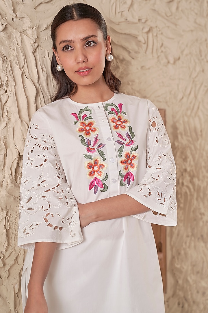 White Cotton Poplin Floral Embroidered Kurta Set by Samatvam By Anjali Bhaskar at Pernia's Pop Up Shop