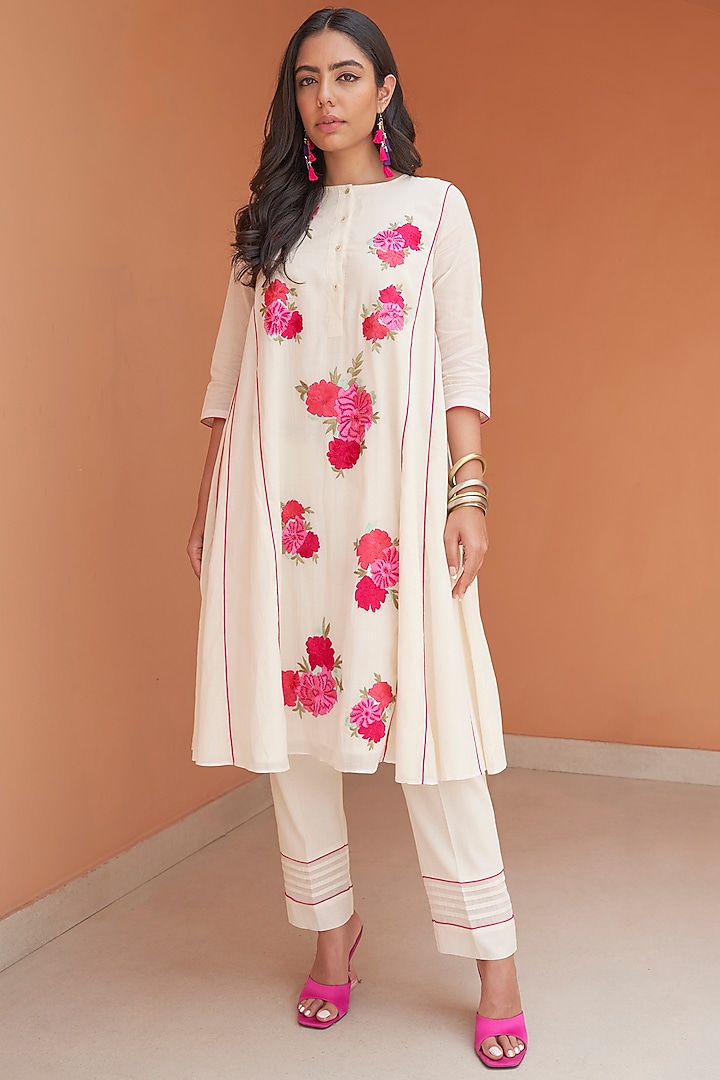 Ivory Cotton Poplin Floral Embroidered Kurta Set by Samatvam By Anjali Bhaskar at Pernia's Pop Up Shop