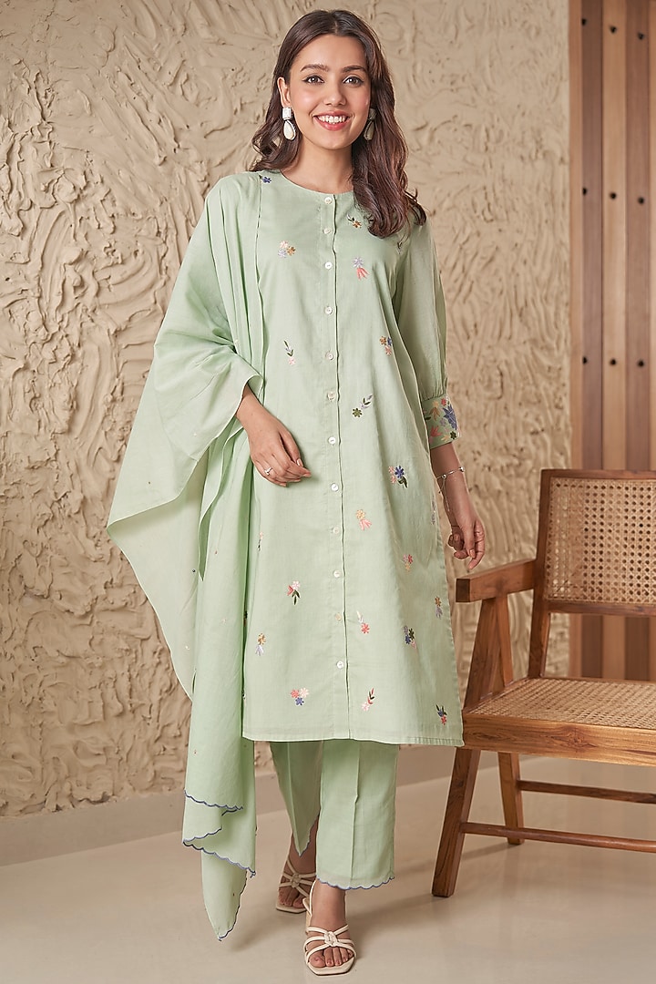 Pastel Green Mulmul Floral Embroidered Kurta Set by Samatvam By Anjali Bhaskar at Pernia's Pop Up Shop