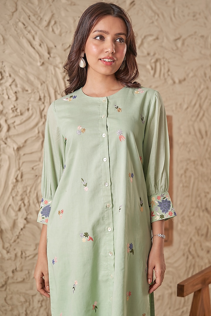 Pastel Green Mulmul Floral Embroidered Kurta Set by Samatvam By Anjali Bhaskar at Pernia's Pop Up Shop