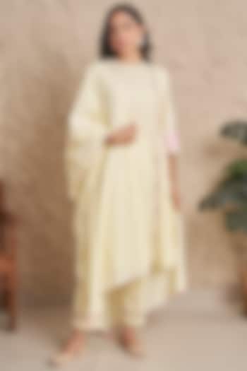 Yellow Mulmul Floral Embroidered Kurta Set by Samatvam By Anjali Bhaskar at Pernia's Pop Up Shop