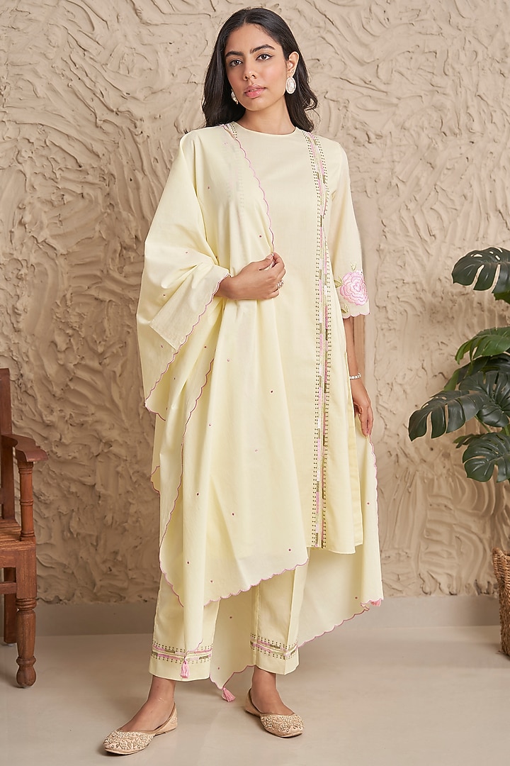 Yellow Mulmul Floral Embroidered Kurta Set by Samatvam By Anjali Bhaskar at Pernia's Pop Up Shop