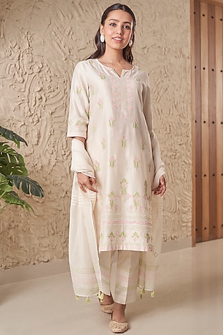 Ivory Chanderi Floral Embroidered Kurta Set by Samatvam By Anjali Bhaskar